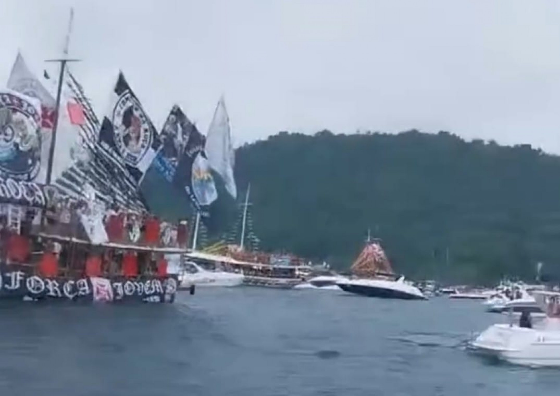 O tempo nublado n&atilde;o atrapalhou o brilho da 45&ordf; prociss&atilde;o mar&iacute;tima que coloriu o mar de Angra - Divulga&ccedil;&atilde;o/reprodu&ccedil;&atilde;o rede social