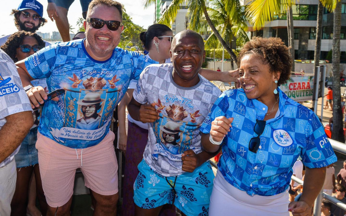 O ex-jogador Amaral (ao centro) prestigiou a presença da Beija-Flor em Maceió