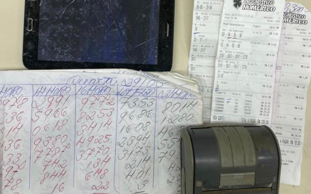 Policiais do 35º BPM (Itaboraí), apreenderam um tablet com aplicativo para apostas de jogo do bicho, uma mini impressora, um caderno de anotações de apostas e três canhotos de apostas realizadas.