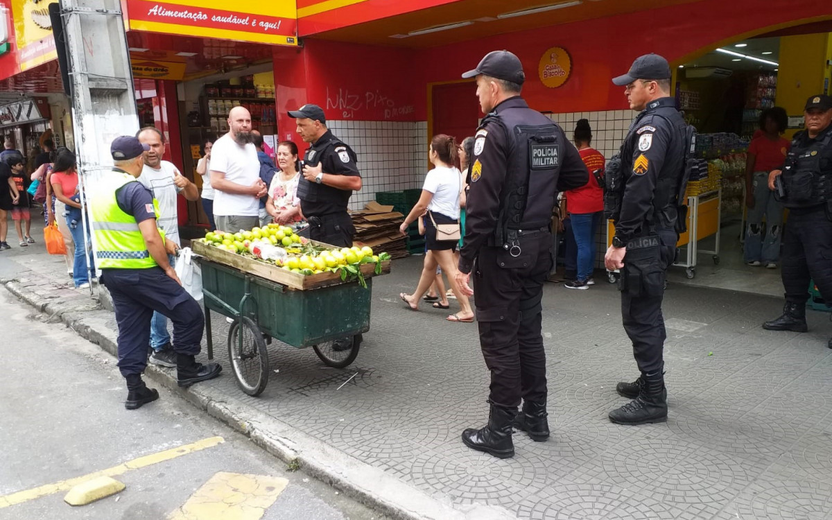 Agentes de Guarda Municipal orientaram ambulantes ilegais para que não insistam na prática, a fim de evitar a apreensão de suas mercadorias.