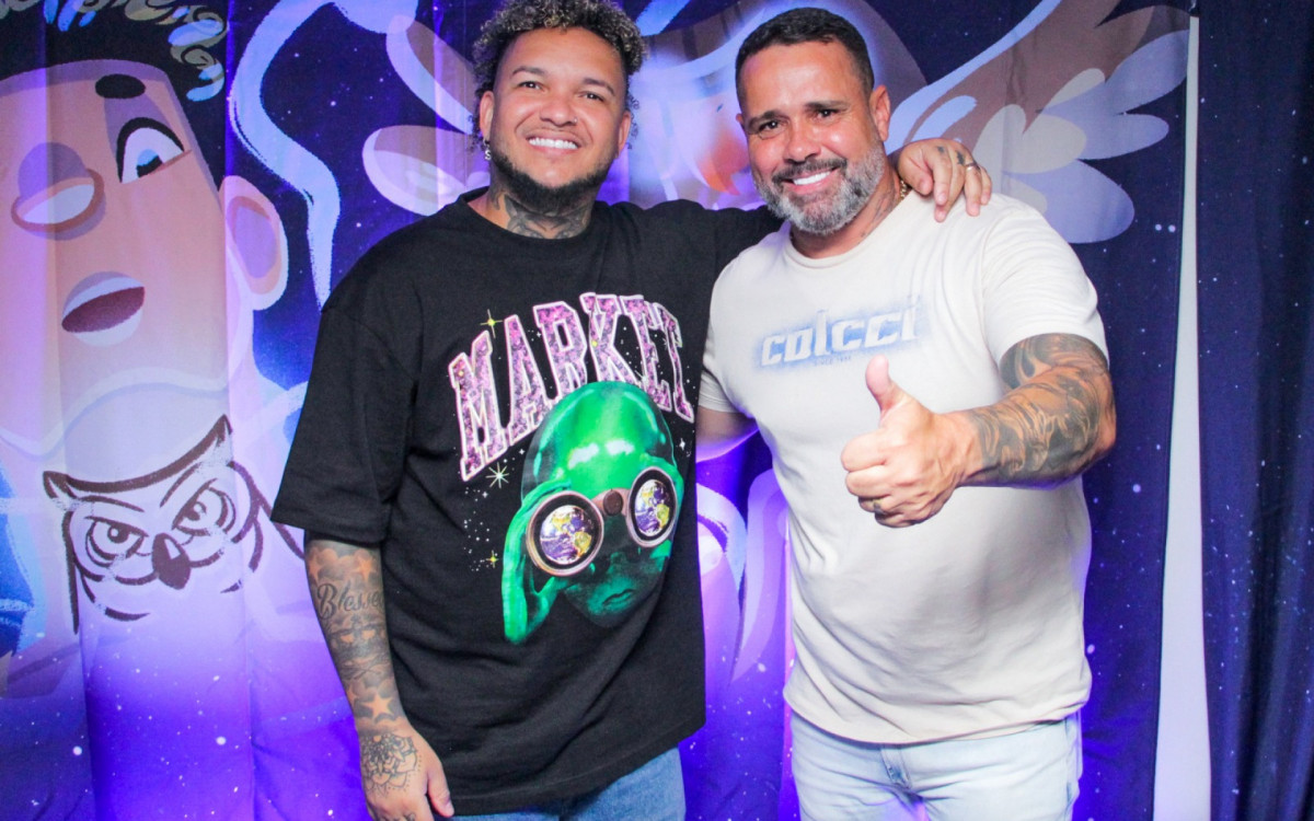 O cantor Suel e o secretário municipal de Cultura, Robson Sarmento, que foi parabenizá-lo pelo grande show da noite