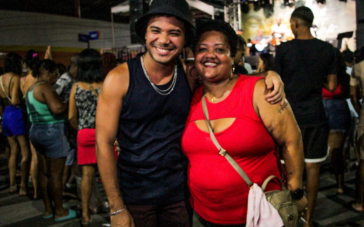 O cantor e morador da Piam, Vitor Afonso (esq) ficou muito feliz e acolhido com a realização do evento