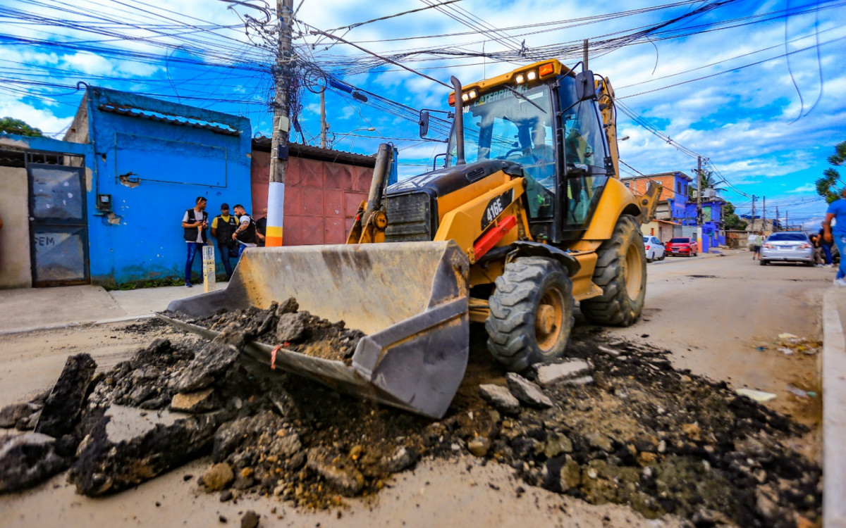 Equipes e máquinas da Secretaria de Conservação realizaram a retirada dos quebra-molas indevidos