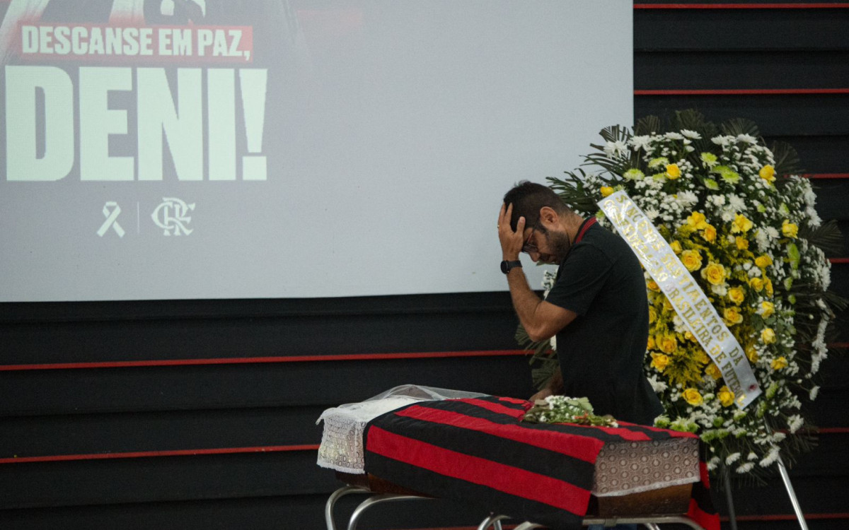 Márcio Tannure, chefe do departamento médico do Flamengo, no velório de Denir