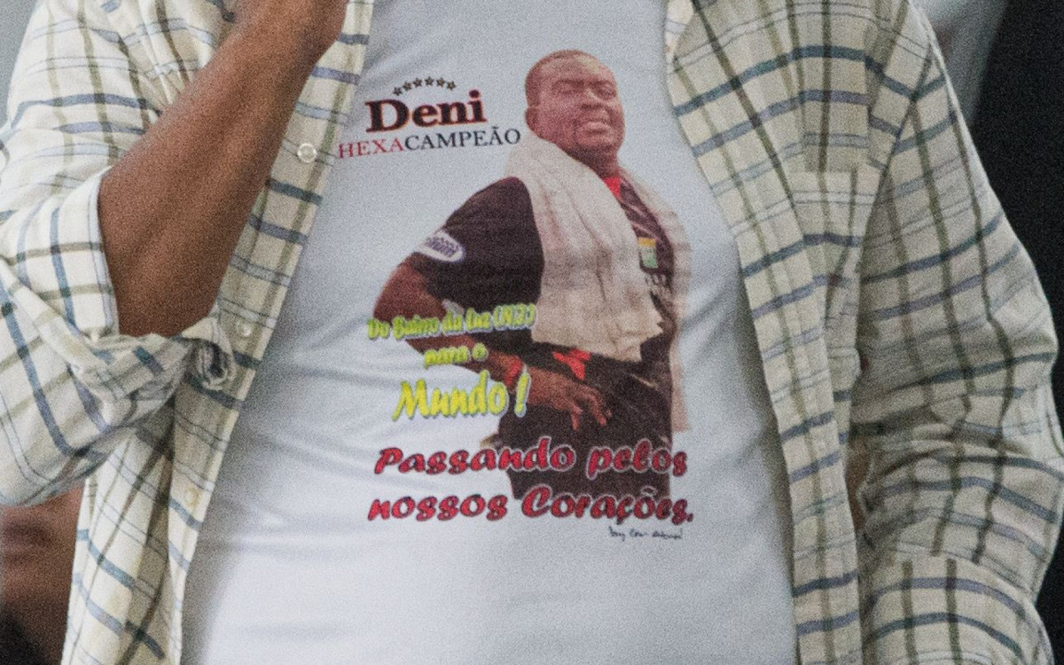 Camisa em homenagem a Denir