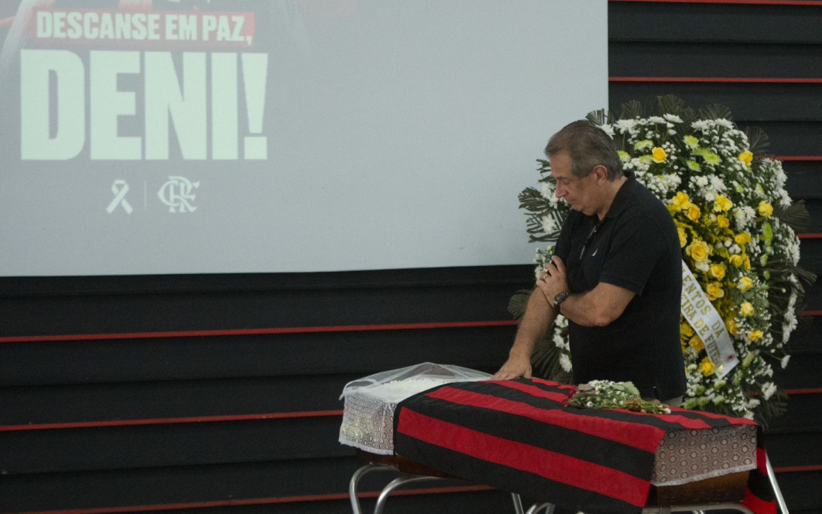 Luiz Eduardo Baptista, o Bap, ex-diretor do Flamengo, no velório de Denir