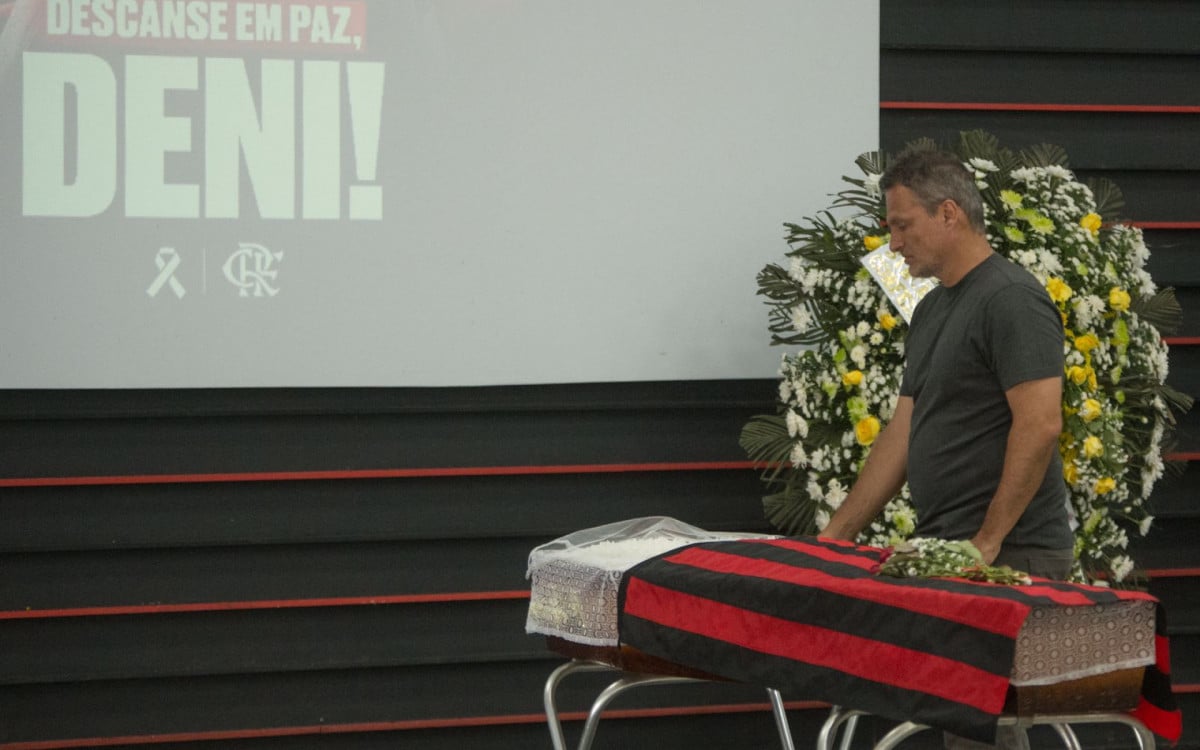 Bruno Spindel, diretor-executivo de futebol do Flamengo, no velório de Denir