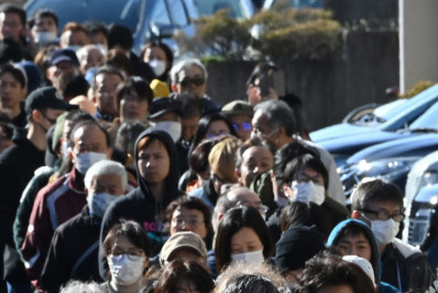 Após devastador terremoto no Japão, longas filas se formam para obter água e comida