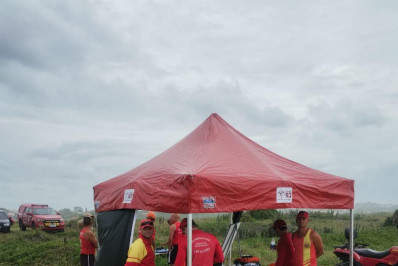 Bombeiros seguem com buscas por jovem desaparecida em mar de Saquarema