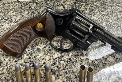 PM prende suspeito com revólver e munições no Parque Santa Amélia em Belford Roxo