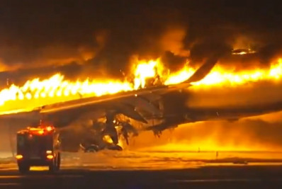 Acidente no aeroporto de Tóquio deixa avião em chamas e cinco mortos