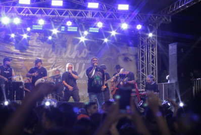 Suel leva público ao delírio no último show do ‘Canta Belford Roxo’ em 2023