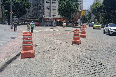 Vazamento em tubulação interdita rua no Flamengo, na Zona Sul