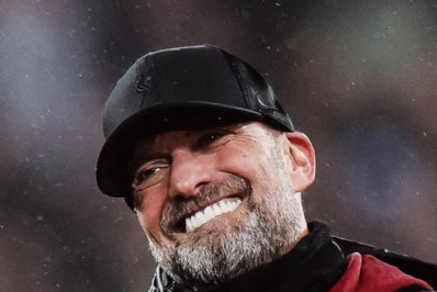 Técnico do Liverpool perde aliança no gramado e recebe ajuda de cinegrafista