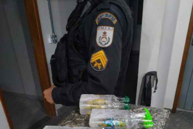 Jovem é preso pelos policiais do 36° BPM carregando 28 frascos de lança-perfumes