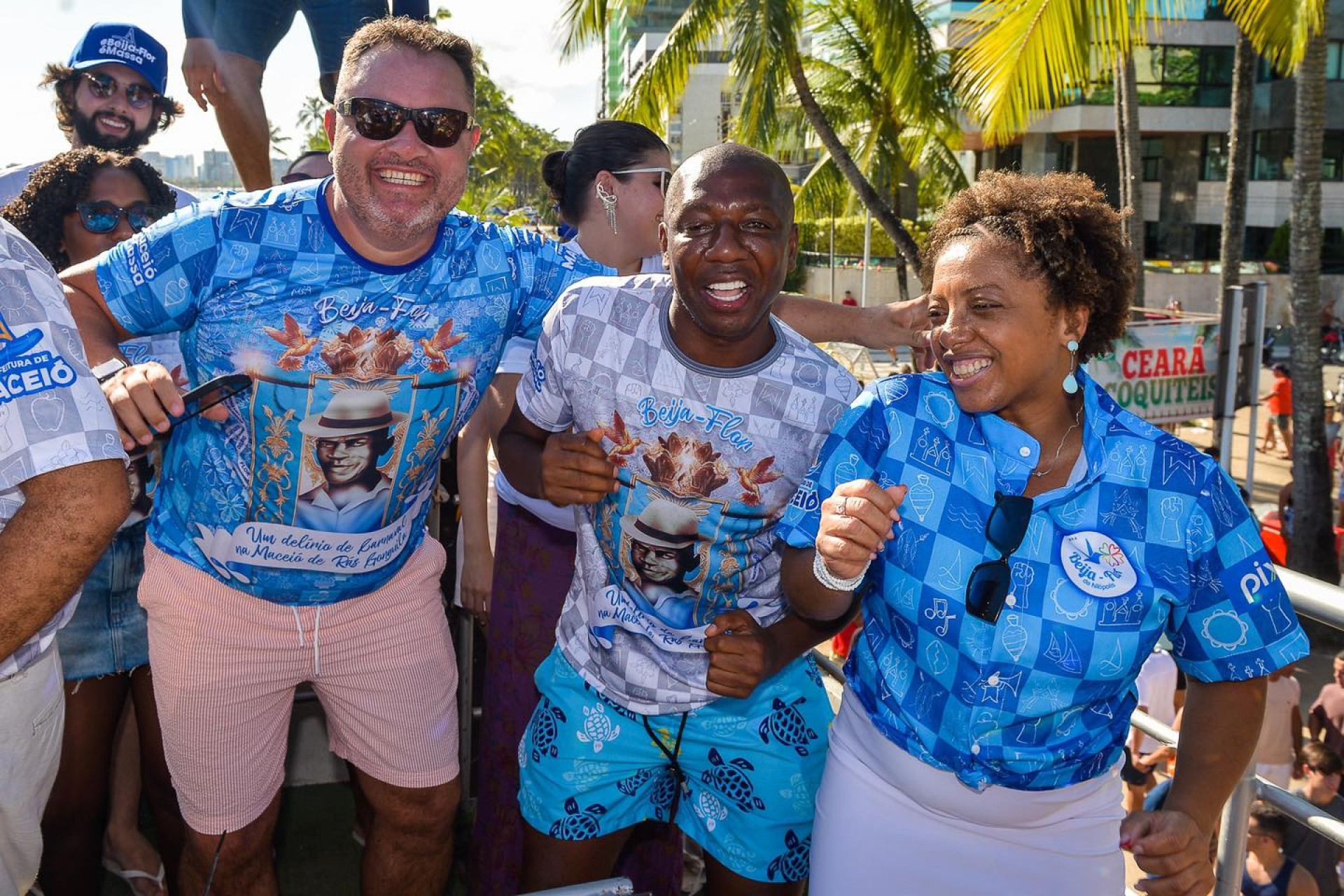 O ex-jogador Amaral (ao centro) prestigiou a presen&ccedil;a da Beija-Flor em Macei&oacute; - Divulga&ccedil;&atilde;o / Eduardo Hollanda