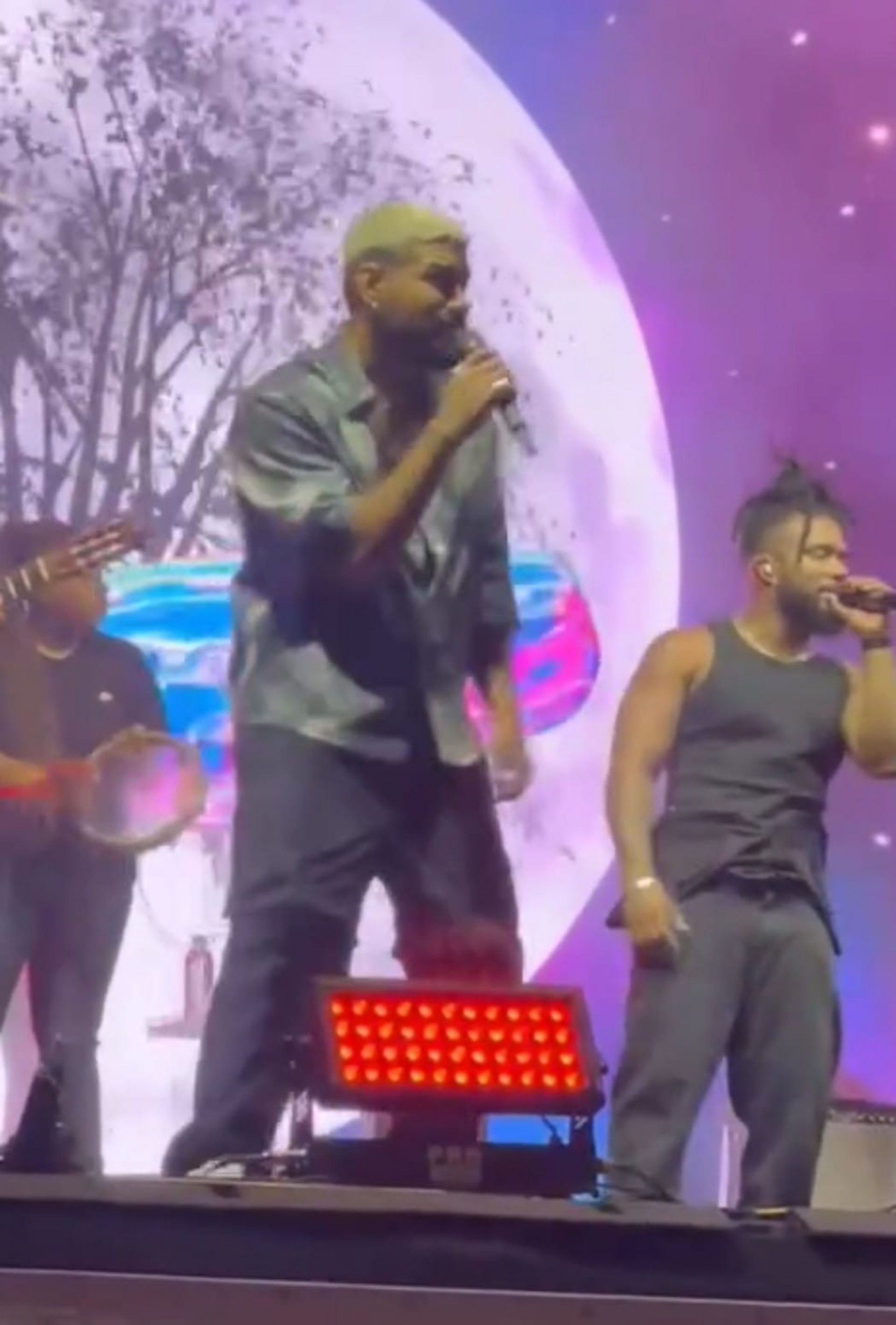 Dilsinho encerra show de r&eacute;veillon na Praia do Anil - Divulga&ccedil;&atilde;o/reprodu&ccedil;&atilde;o rede social