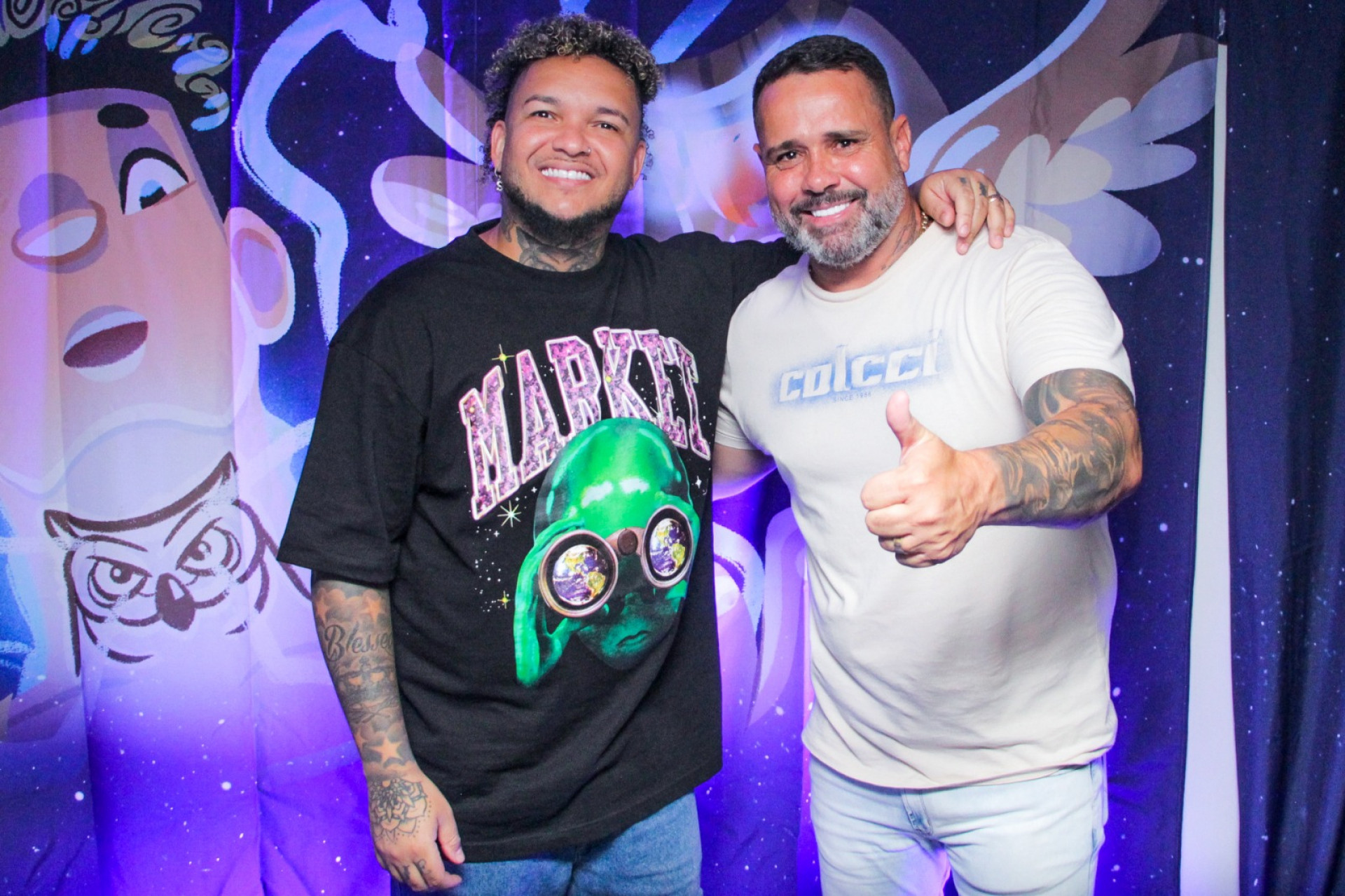 O cantor Suel e o secret&aacute;rio municipal de Cultura, Robson Sarmento, que foi parabeniz&aacute;-lo pelo grande show da noite - Kristian Amarante/PMBR