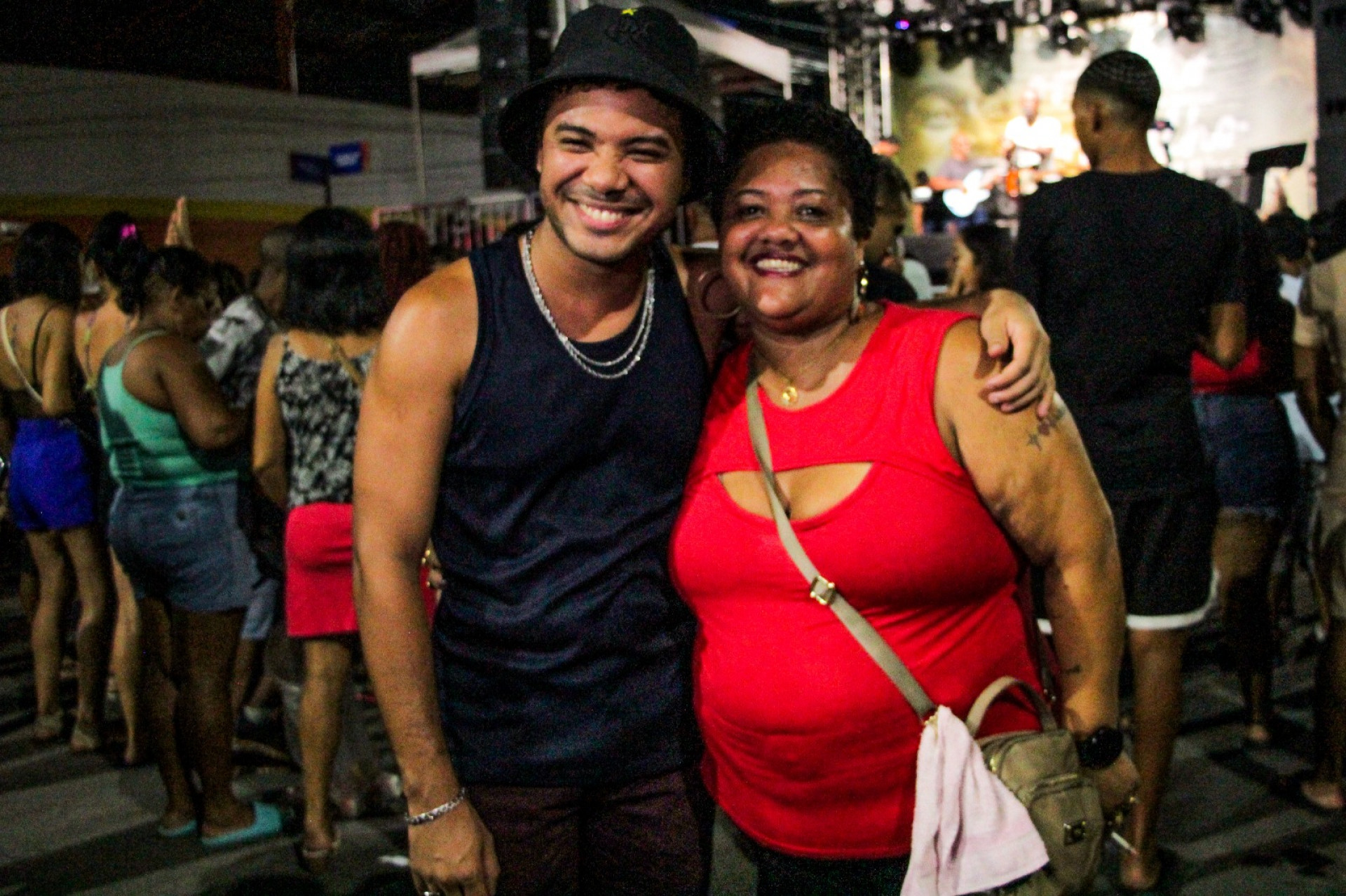 O cantor e morador da Piam, Vitor Afonso (esq) ficou muito feliz e acolhido com a realiza&ccedil;&atilde;o do evento - Kristian Amarante/PMBR