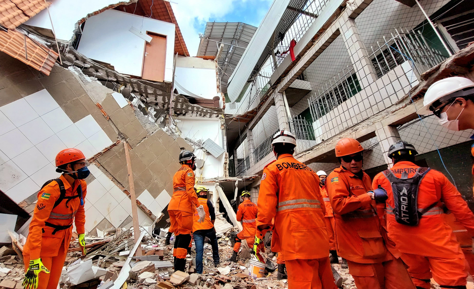 Profissionais da Defesa Civil e do Corpo de Bombeiros realizam buscas no local - Foto: Divulgação/Defesa Civil/SE