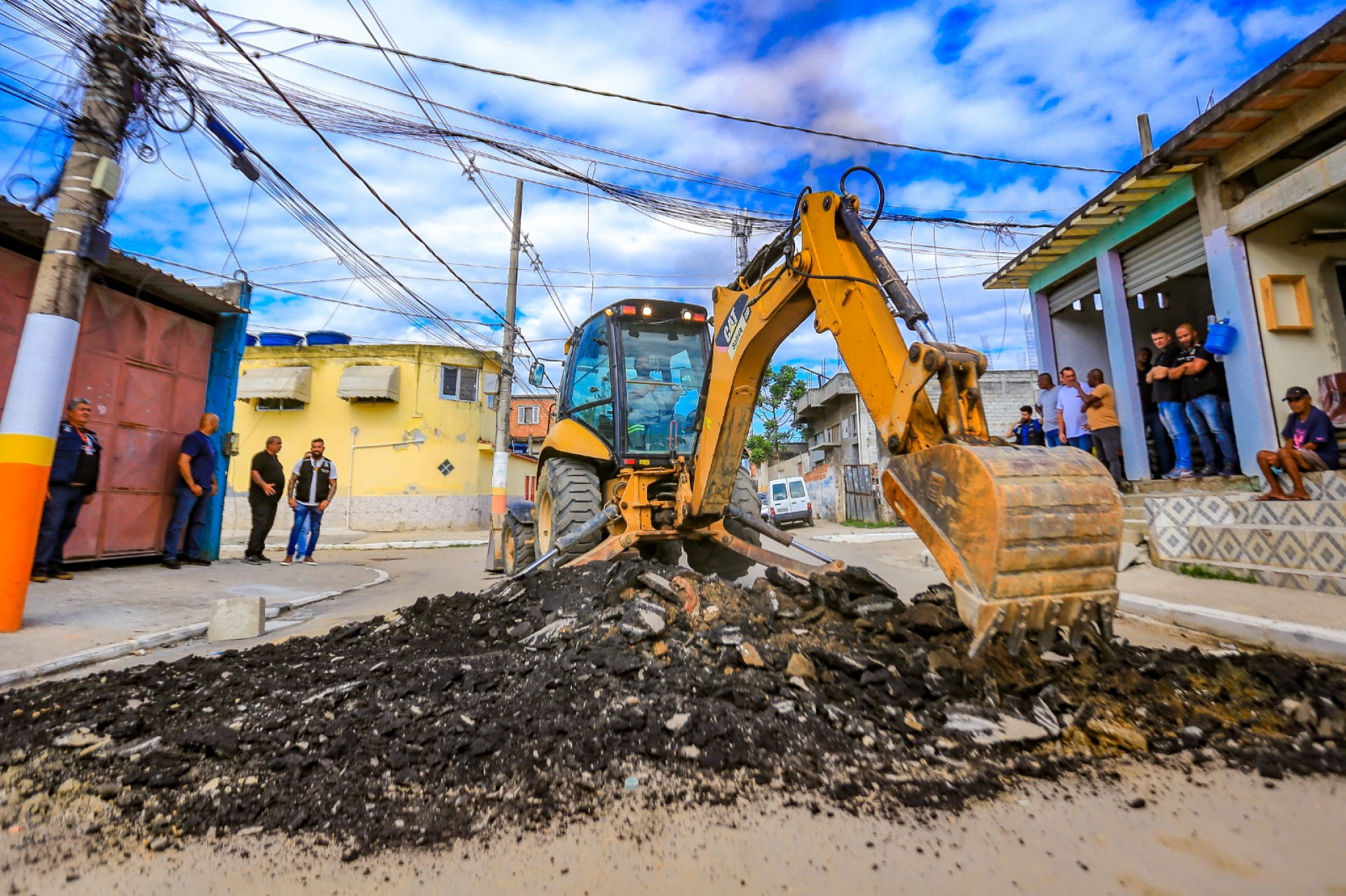 Ap&oacute;s notifica&ccedil;&atilde;o de interven&ccedil;&otilde;es indevidas, a Prefeitura de Belford Roxo retirou os quebra-molas que serviam de barricadas  - Rafael Barreto/PMBR