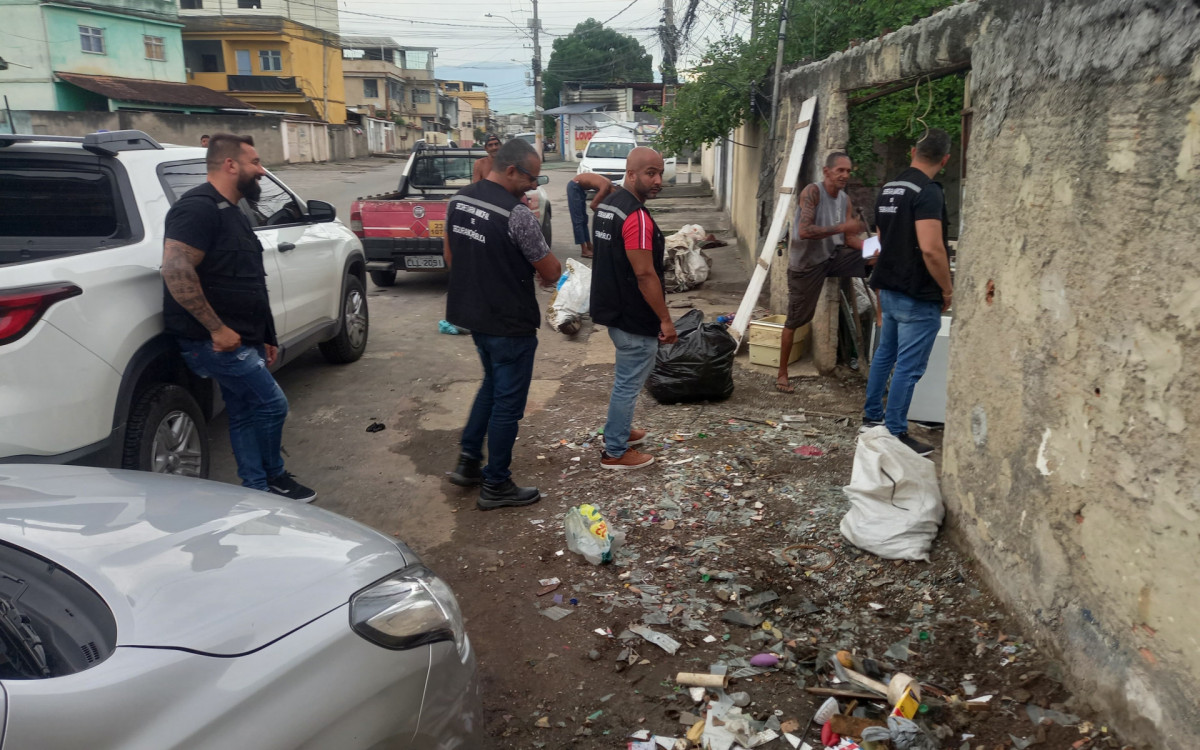 Agentes municipais da Seguran&ccedil;a P&uacute;blica orientam os respons&aacute;veis por ferros-velhos em Belford Roxo
