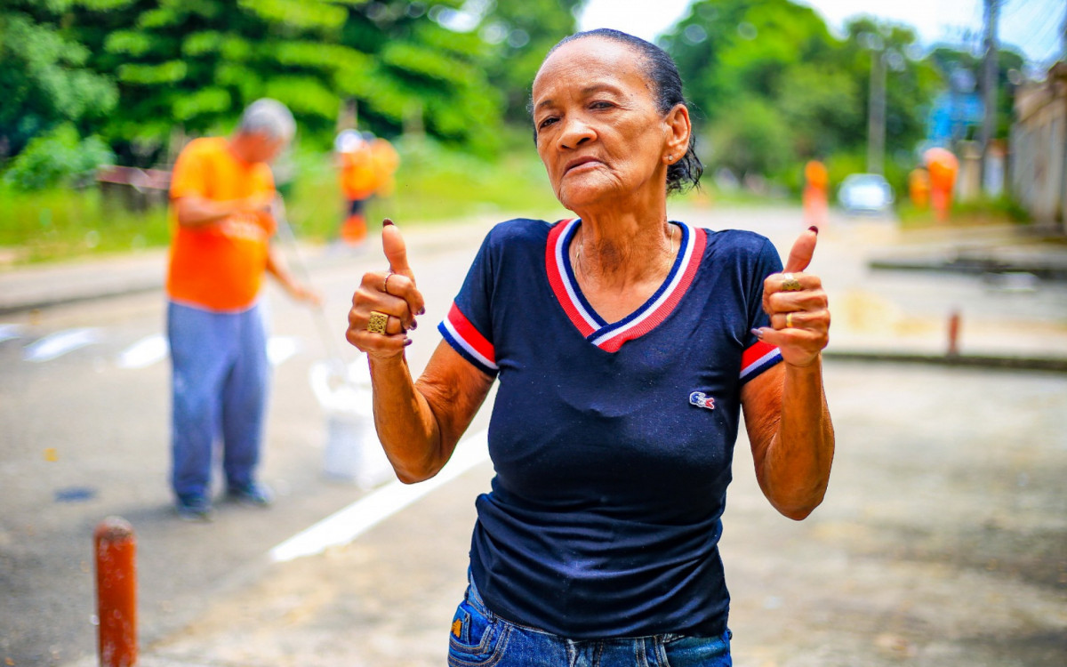 Moradora antiga de Areia Branca, Carmelita da Silva, comemorou a chegada dos serviços no bairro