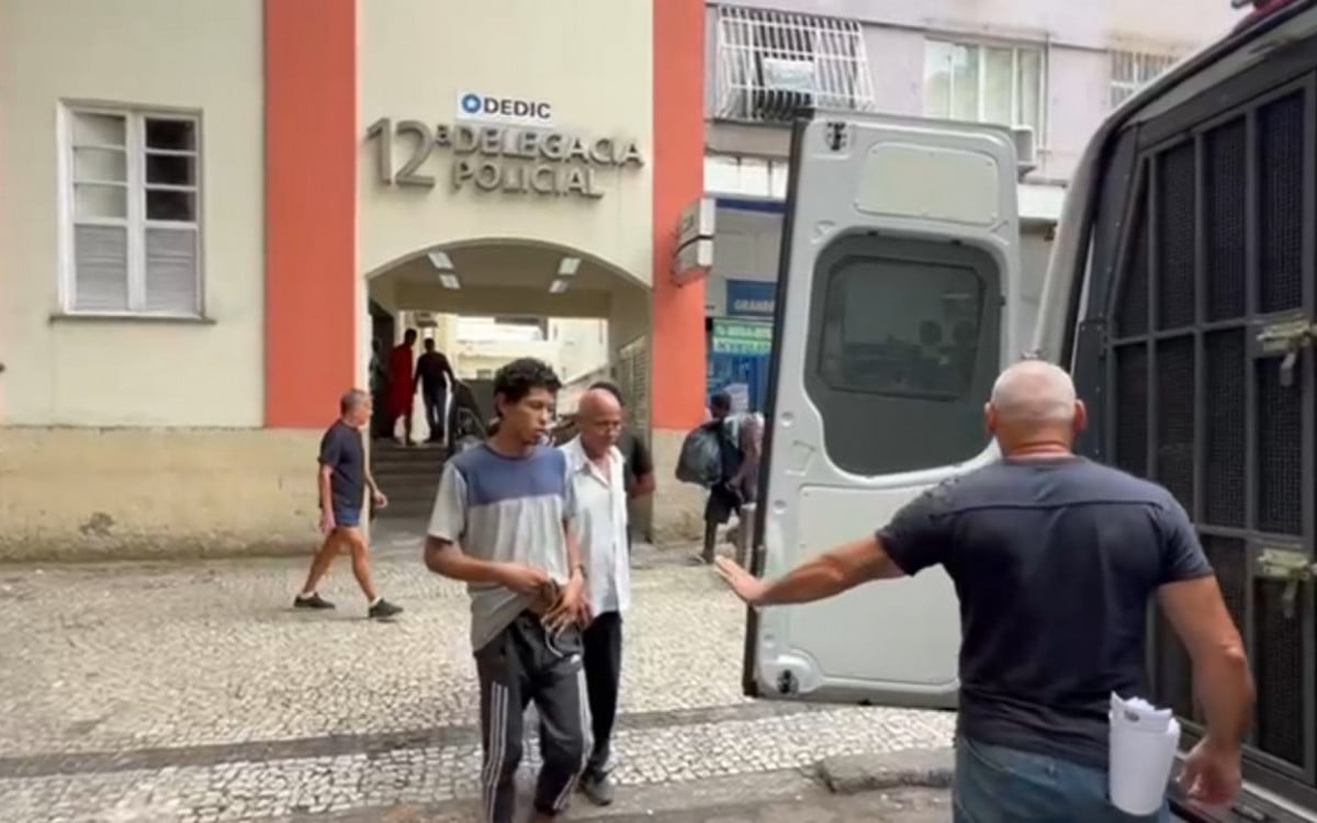 Gabriel foi encontrado pro agentes dormindo na calçada da Rua São Clemente, em Botafogo - Reprodução