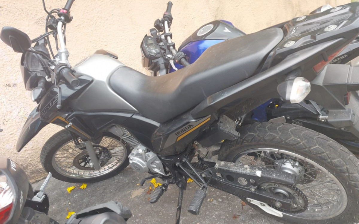 Quatro veículos roubados foram recuperados durante operação na Cidade de Deus - Divulgação