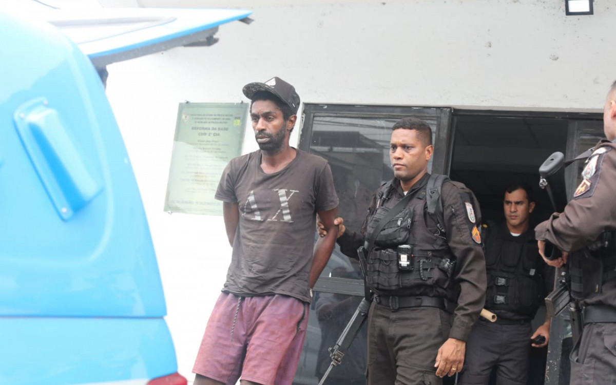 Olheiro do tráfico foi preso com rádio comunicador e fogos de artifício na Cidade de Deus - Pedro Ivo/Agência O DIA