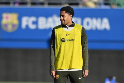 Xavi explica baixa minutagem de Vitor Roque no Barcelona: 'Concorrência'