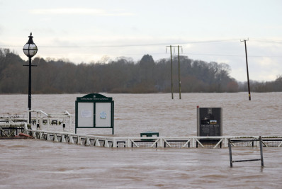 Tempestade Henk provoca morte e alertas de inundações no Reino Unido