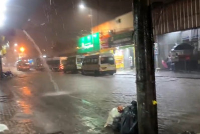 Chuva forte na Zona Oeste alaga ruas e afeta circulação de trens