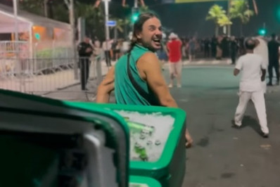 Ex-ator global vende cerveja em ruas no Rio: 'Aqui não tem vítima'