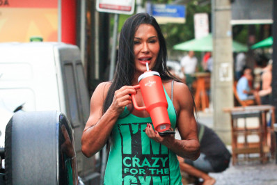 Gracyanne Barbosa exibe seus músculos durante passeio nas ruas da Barra da Tijuca