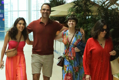 Todo sorridente, Tadeu Schmidt passeia com as filhas em shopping do Rio