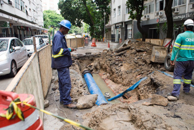 Águas do Rio realiza repavimentação após vazamento de tubulação no Flamengo