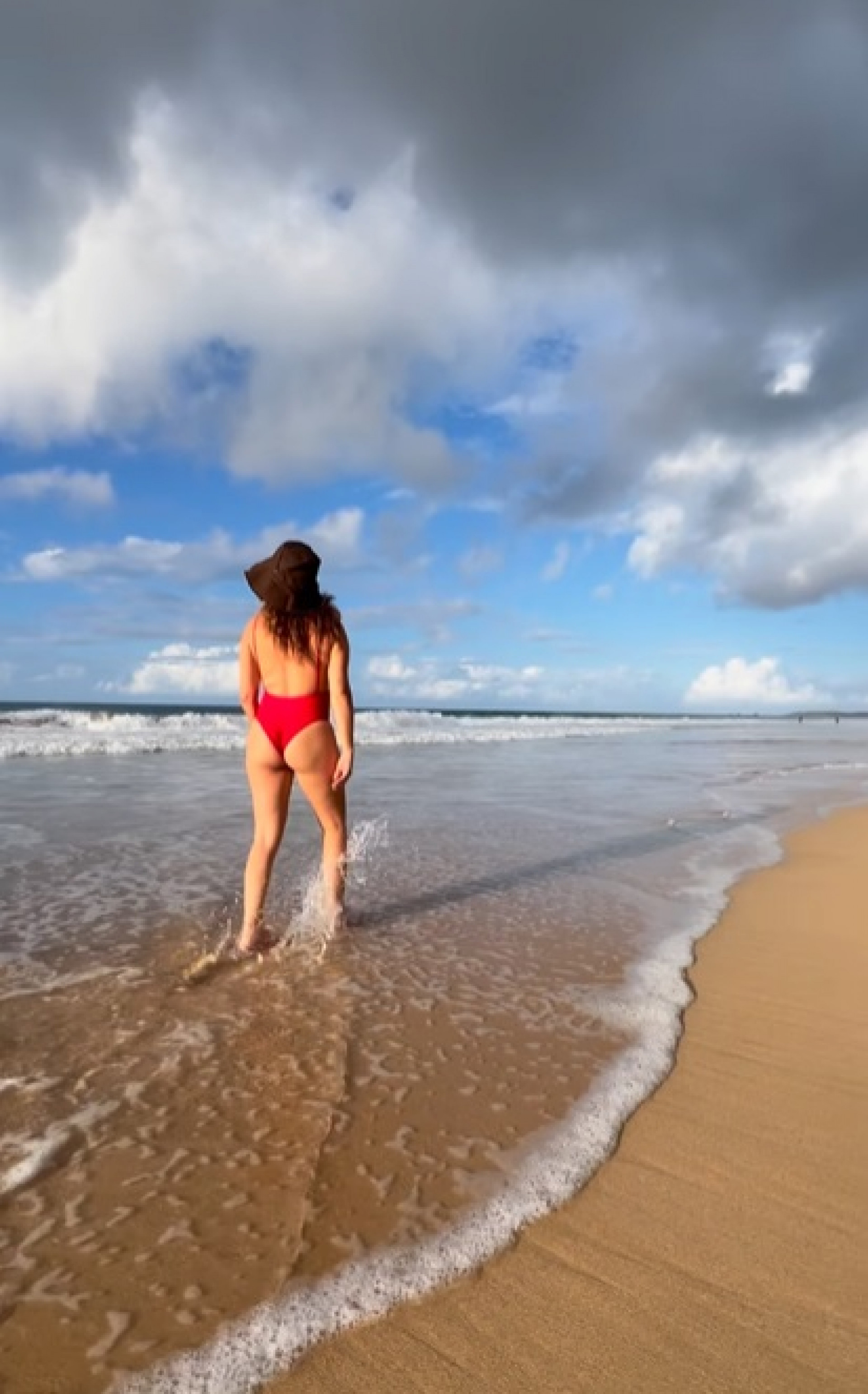 Fernanda Paes Leme exibe barriga de grávida em Fernando de Noronha - Reprodução Internet