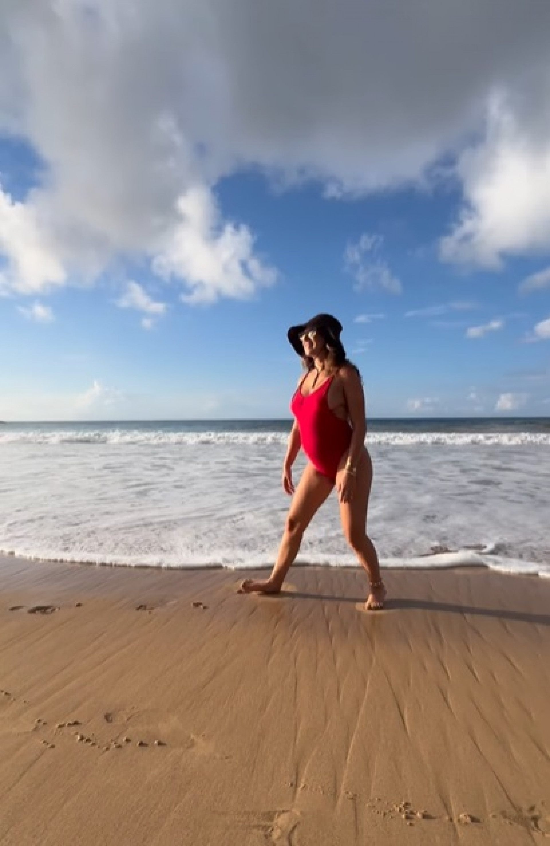 Fernanda Paes Leme exibe barriga de grávida em Fernando de Noronha - Reprodução Internet