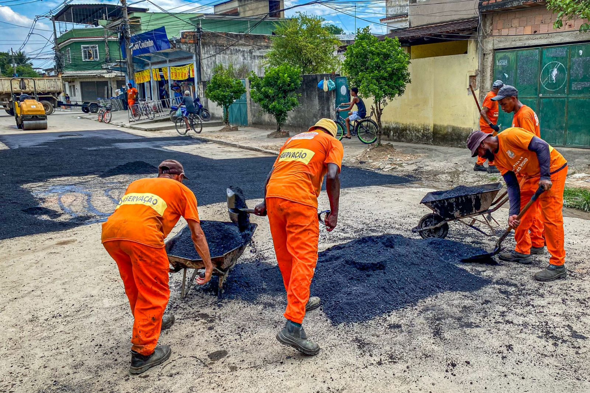 Equipes da Conserva&ccedil;&atilde;o preparando a nova camada de asfalto da opera&ccedil;&atilde;o tapa buraco em Hinterl&acirc;ndia - Rafael Barreto/PMBR