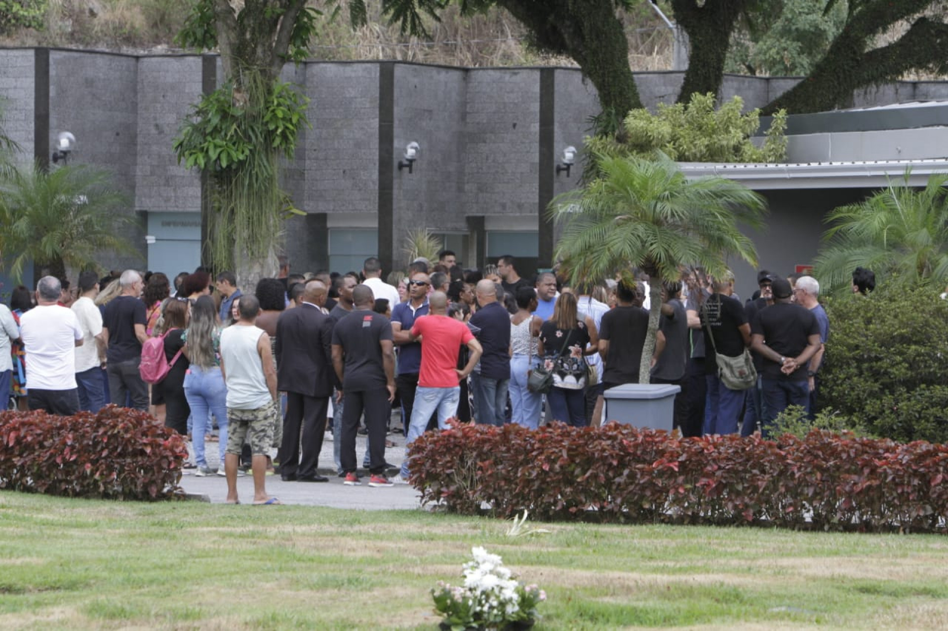 Familiares e amigos estiveram presentes no enterro para se despedir da jovem - Marcos Porto/Agência O DIA