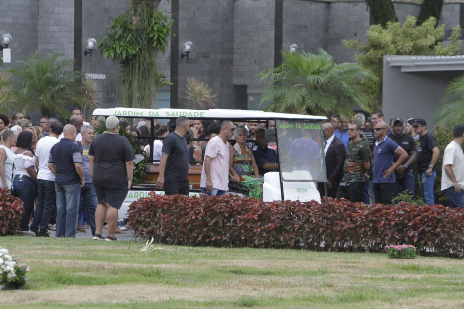 Familiares e amigos estiveram presentes no enterro para se despedir da jovem - Marcos Porto/Agência O DIA