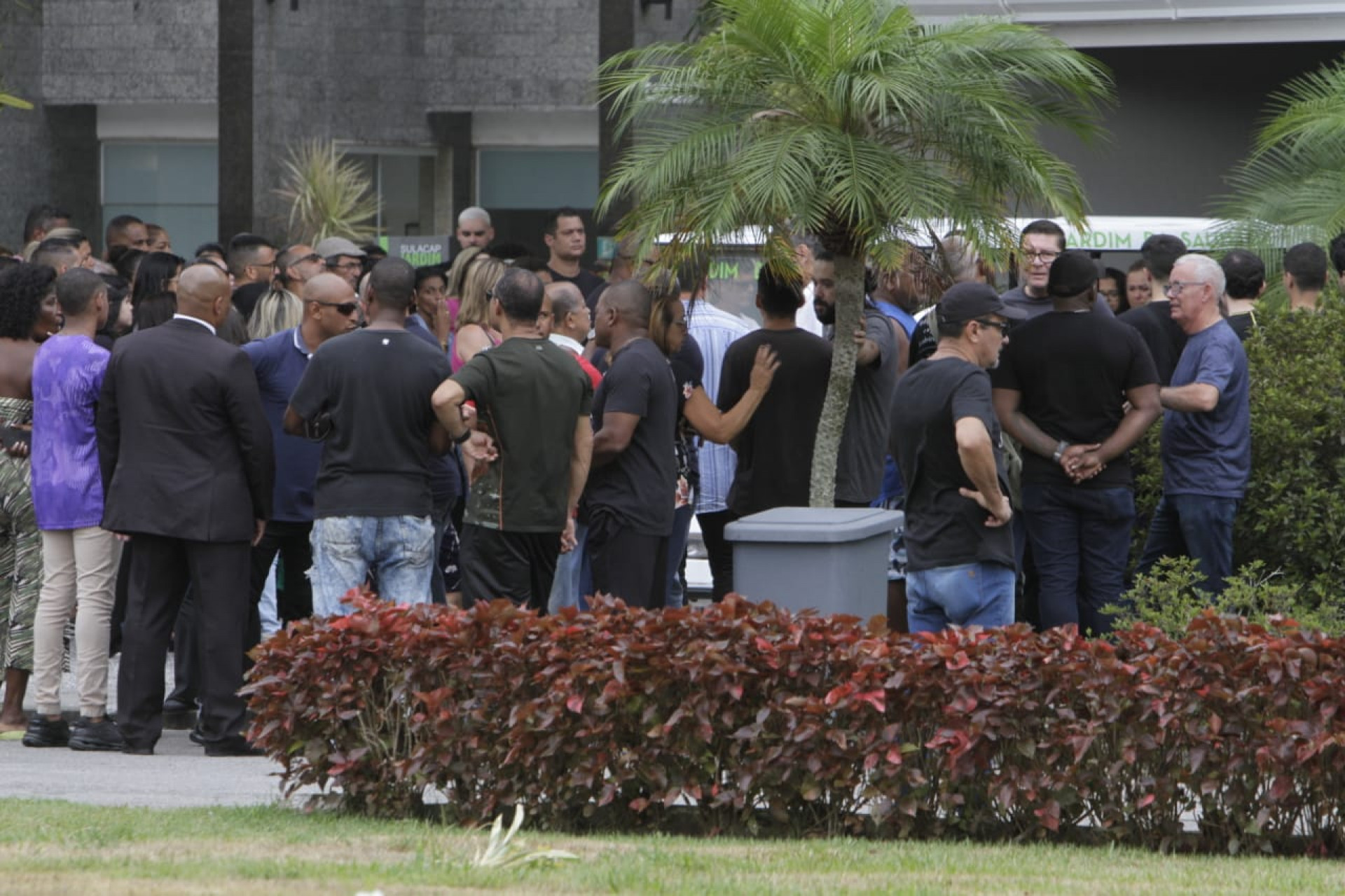 Familiares e amigos estiveram presentes no enterro para se despedir da jovem - Marcos Porto/Agência O DIA