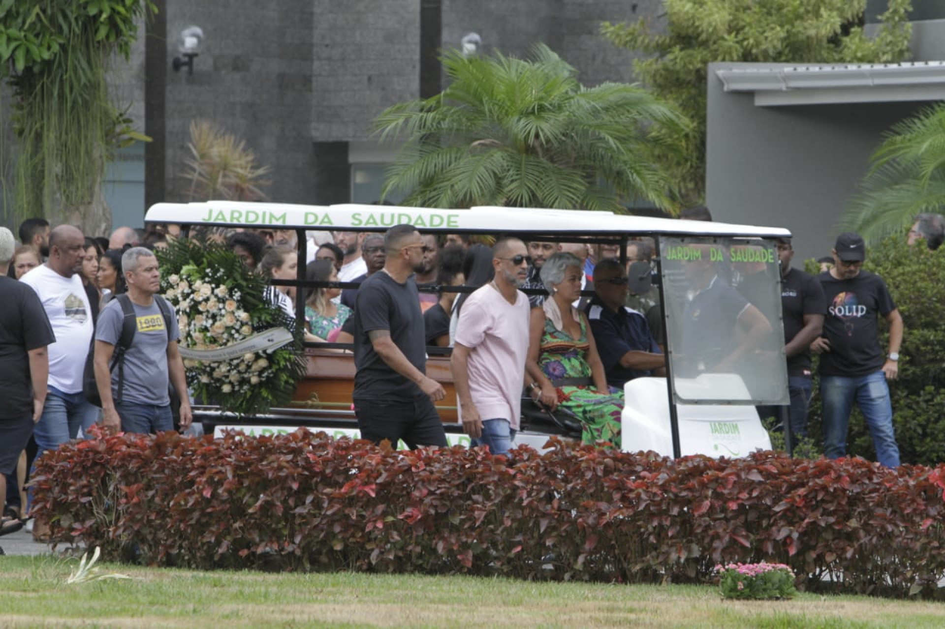Familiares e amigos estiveram presentes no enterro para se despedir da jovem - Marcos Porto/Agência O DIA