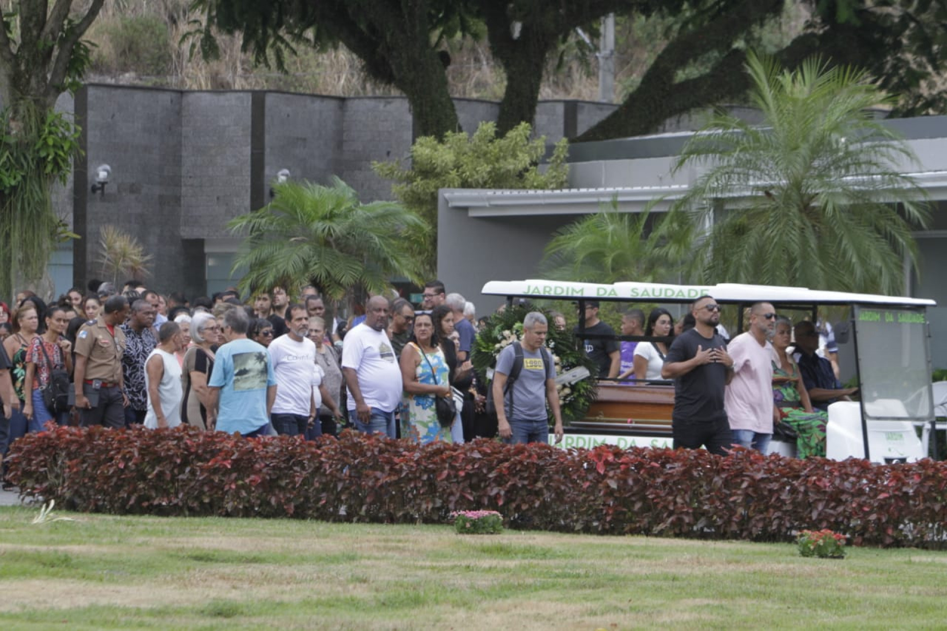 Familiares e amigos estiveram presentes no enterro para se despedir da jovem - Marcos Porto/Agência O DIA