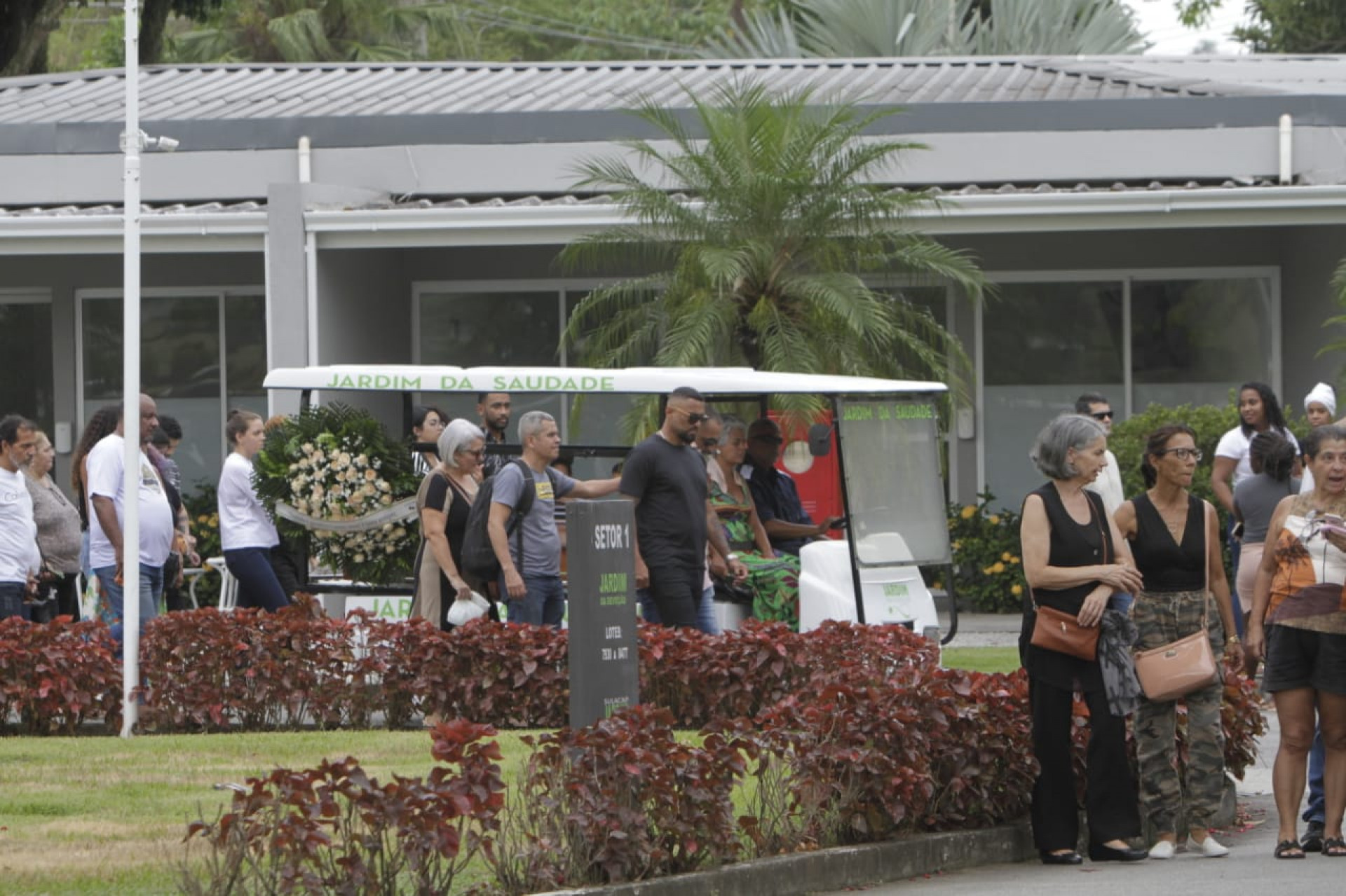 Familiares e amigos estiveram presentes no enterro para se despedir da jovem - Marcos Porto/Agência O DIA