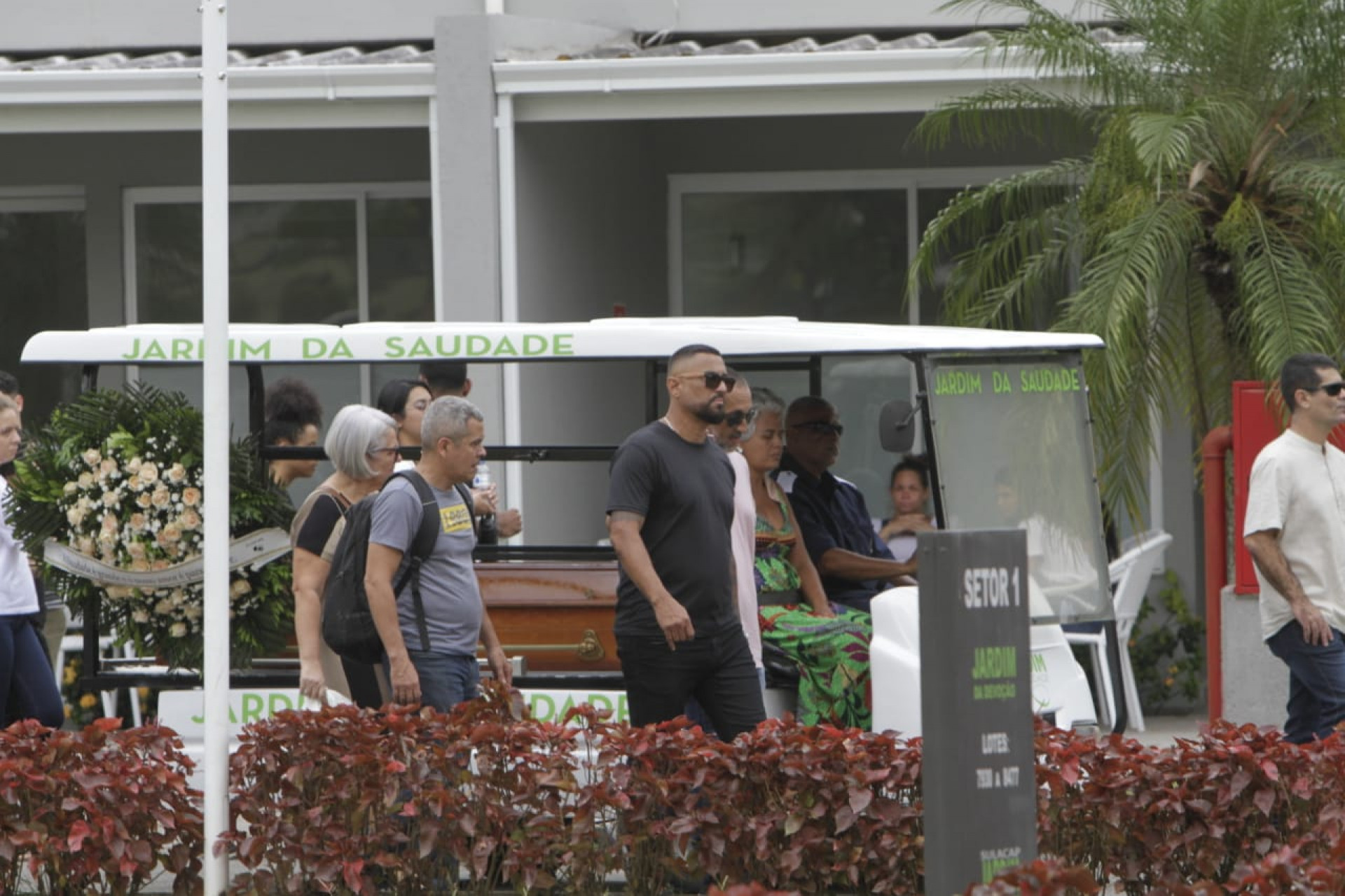 Familiares e amigos estiveram presentes no enterro para se despedir da jovem - Marcos Porto/Agência O DIA