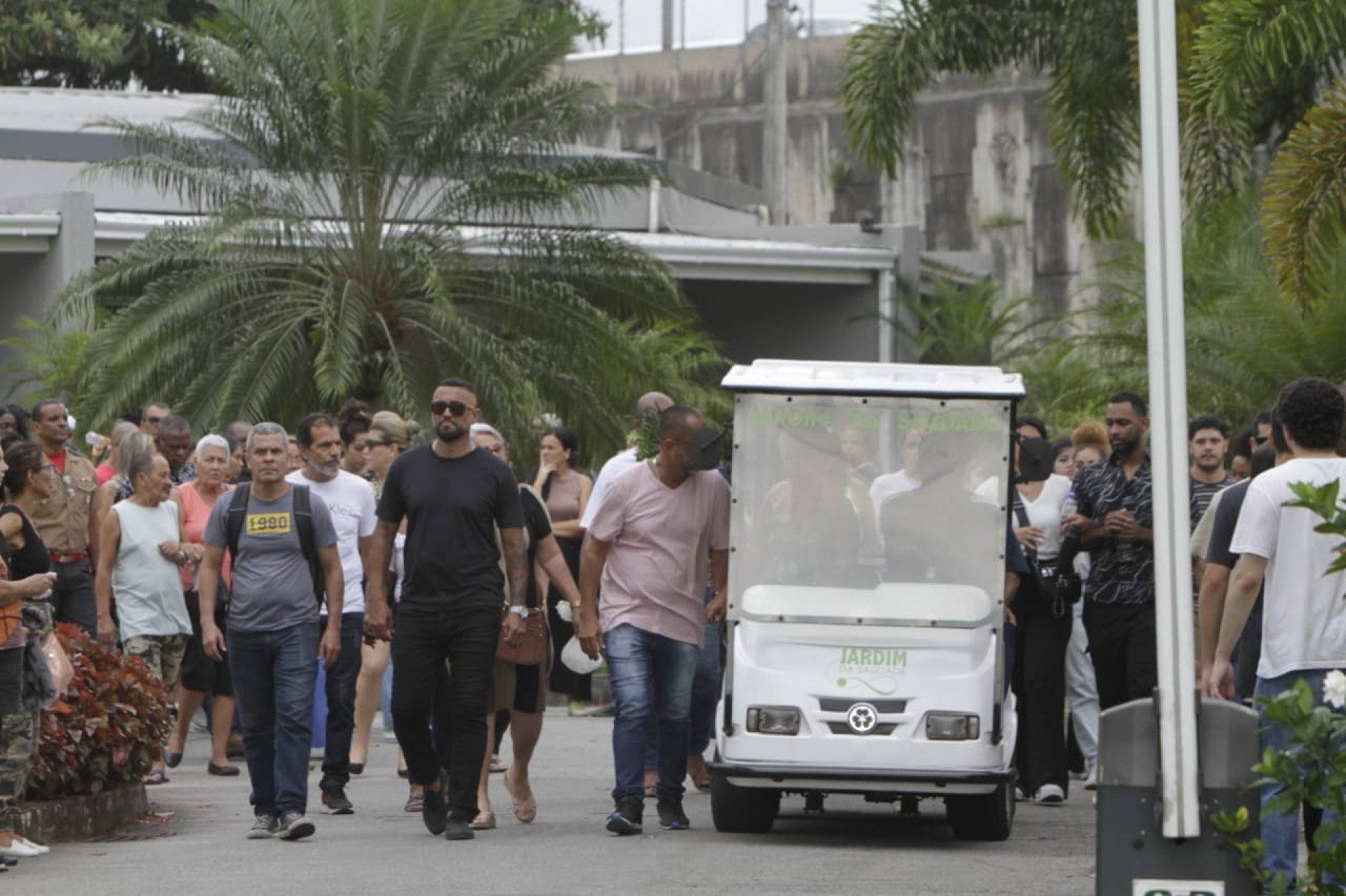 Familiares e amigos estiveram presentes no enterro para se despedir da jovem - Marcos Porto/Agência O DIA