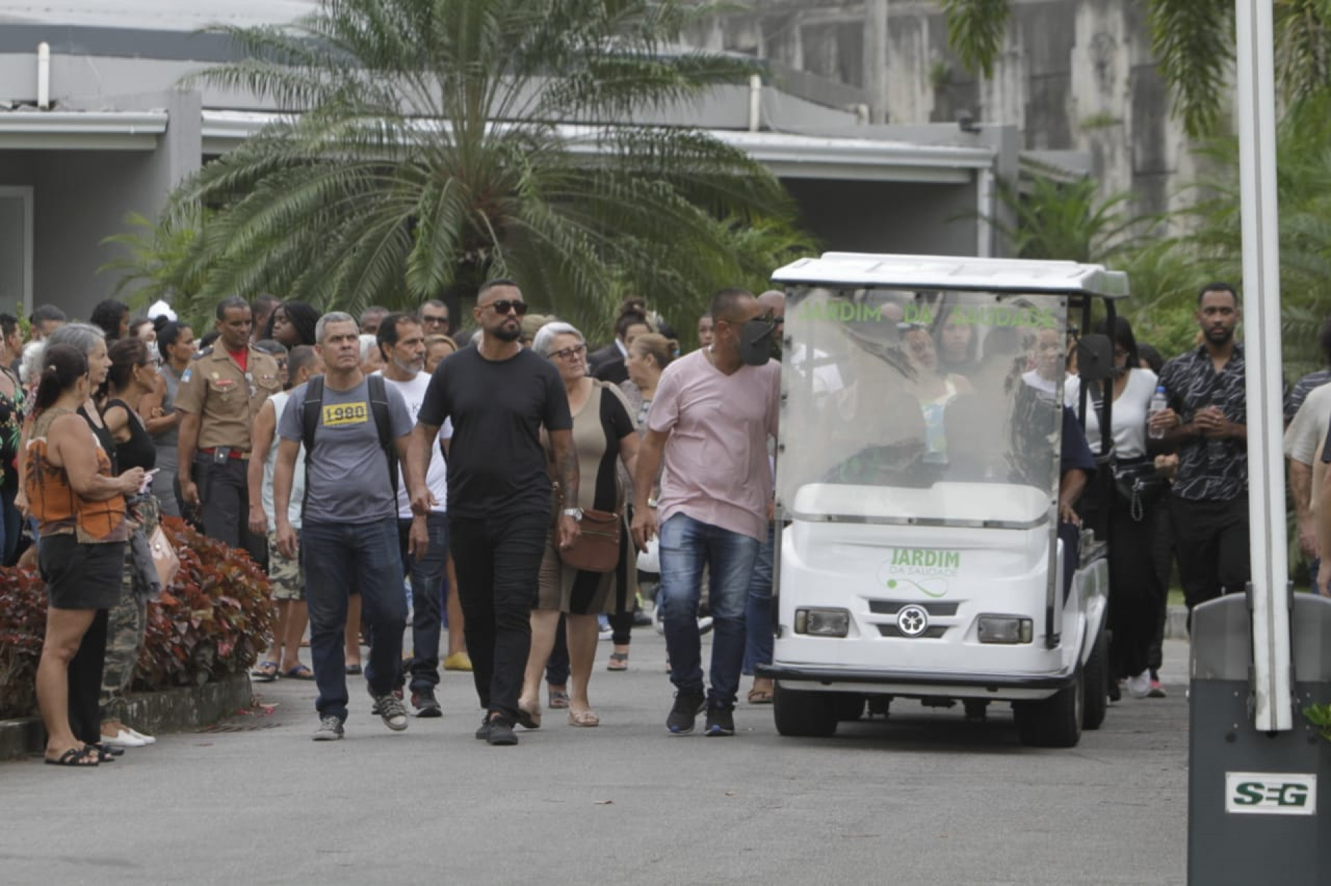 Familiares e amigos estiveram presentes no enterro para se despedir da jovem - Marcos Porto/Agência O DIA