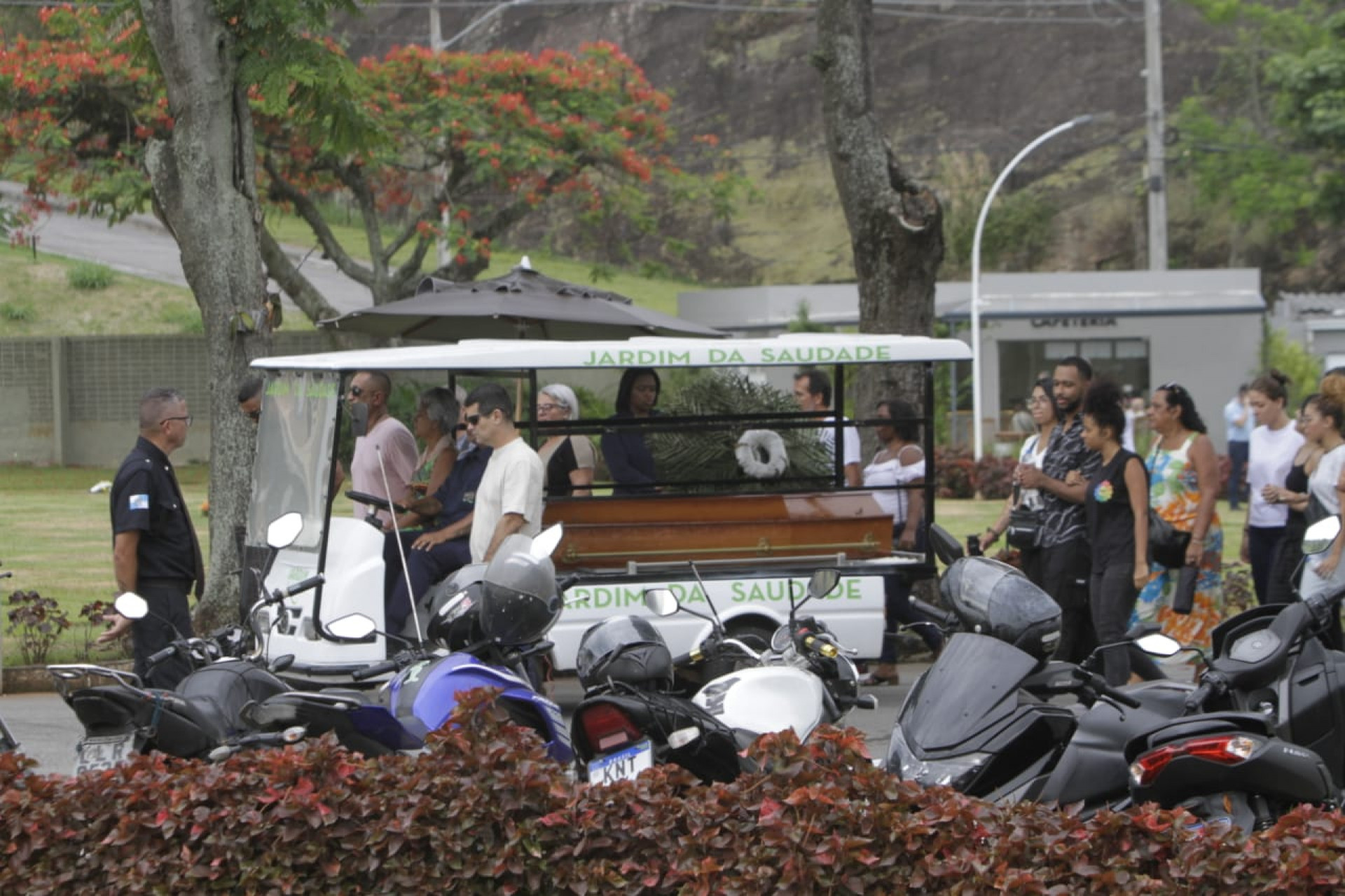 Familiares e amigos estiveram presentes no enterro para se despedir da jovem - Marcos Porto/Agência O DIA